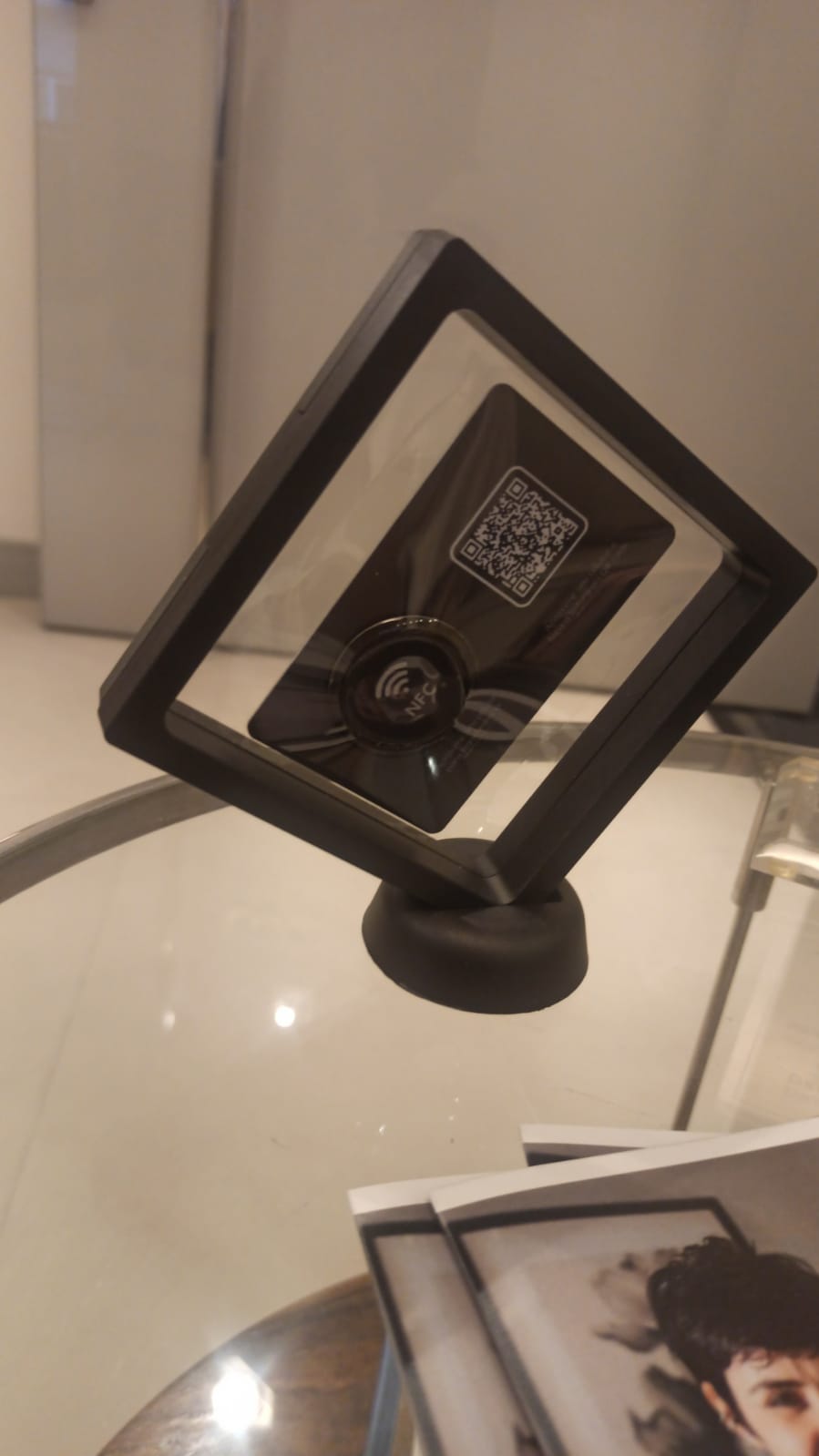 TavCard produzido em mesa com suporte